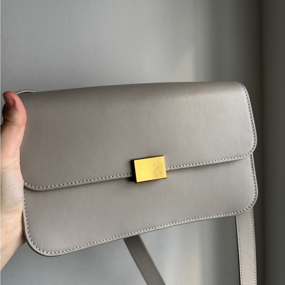 The Curated  Classic Bag in Smooth Leather and Gold Clasp